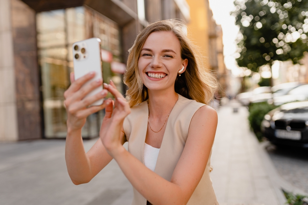Tragic! People think this woman is just TOO pretty to be autistic