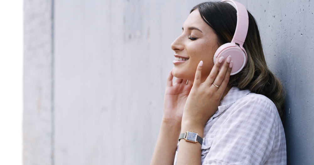 “Noise-sensitive” autistic woman comforted by loud shouty songs about death and destroying the government