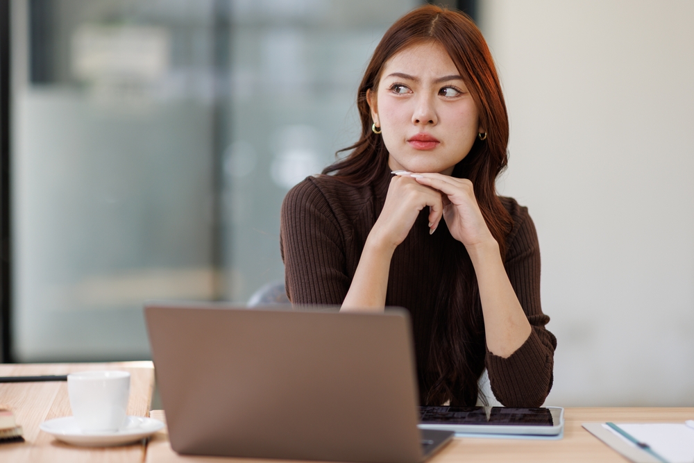 Hot desking really fucking up autistic woman’s ability to memorise her colleagues 